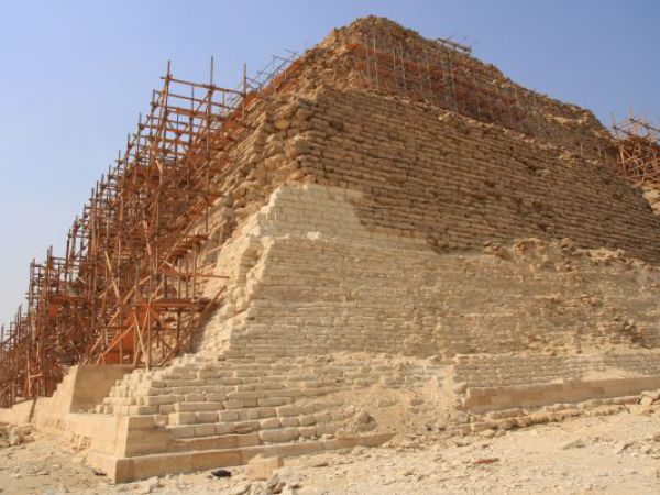 (Photo:) piramida schodkowa Dżosera