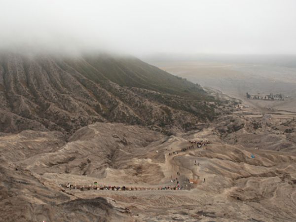 (Photo:) widok z Bromo na wulkan Batok