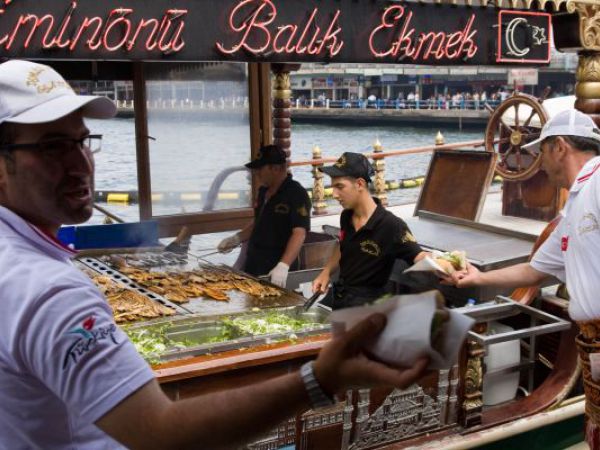 (Photo:) Balik Ekmek-ryba w bułce przy moście Galata