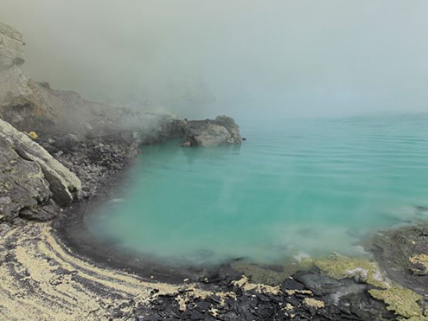 (Photo:) jezioro w kraterze