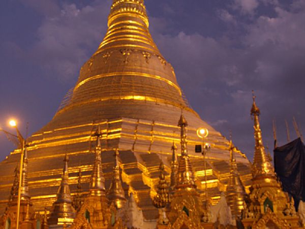 (Photo:) czubek świątyni zdobiony jest diamentami i rubinami Shwedagon