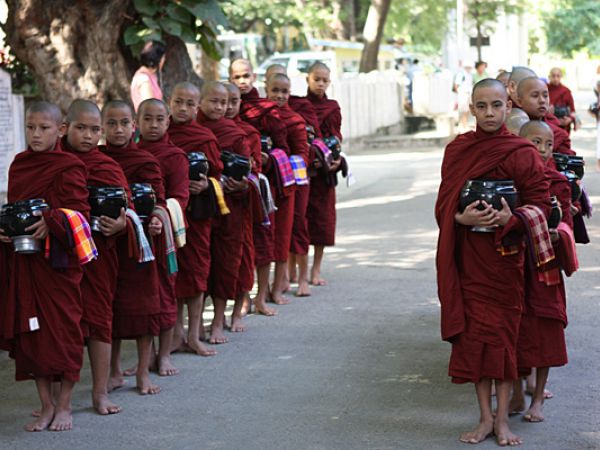 (Photo:) posiłek mnichów w klasztorze Maha Ganayon