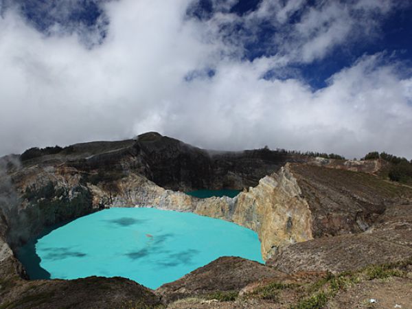 (Photo:) wulkan Kelimutu