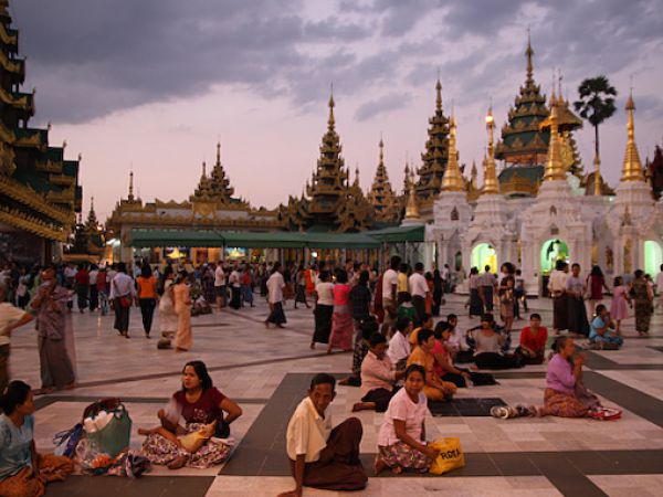 (Photo:) liczne stupy wokół Shwedagon