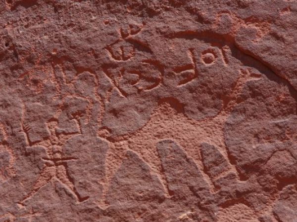 (Photo:) starożytne inskrypcje na skałach