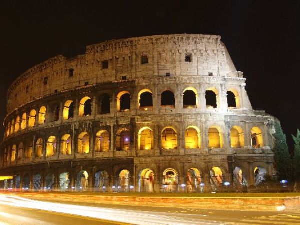 (Photo:) Koloseum nocą